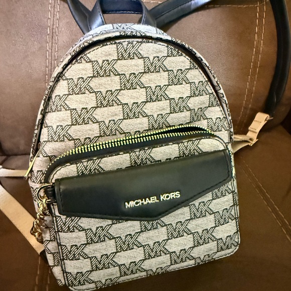 MICHAEL KORS
Maisie Extra-Small Logo 2-in-1 Backpack
Black
NWT - Picture 6 of 7